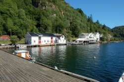 Die linke Seite vom hinterem Bereich des Rekefjords.